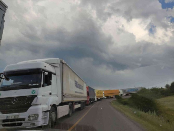 Posof’ta Virajı Dönemeyen Tır Trafiği Felç Etti