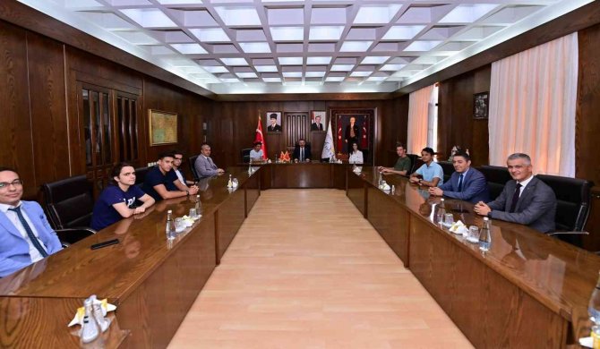 Vali Aksoy, Başarılı Öğrencileri Ağırladı