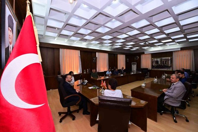 Vali Aksoy, Başarılı Öğrencileri Ağırladı