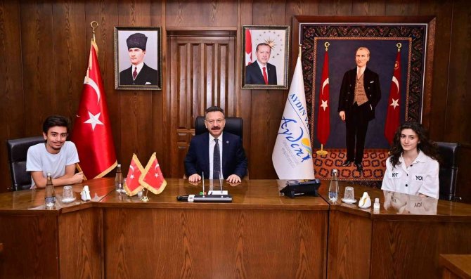 Vali Aksoy, Başarılı Öğrencileri Ağırladı