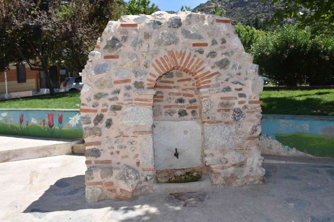 Şehzadeler Belediyesi Tarihi Dört Çeşmeyi Restore Etti