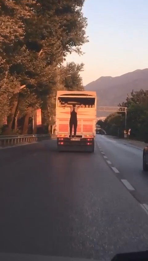 Kamyon Kasasının Kapağına Tutunarak Gitti, Görenlerin Yüreği Ağzına Geldi