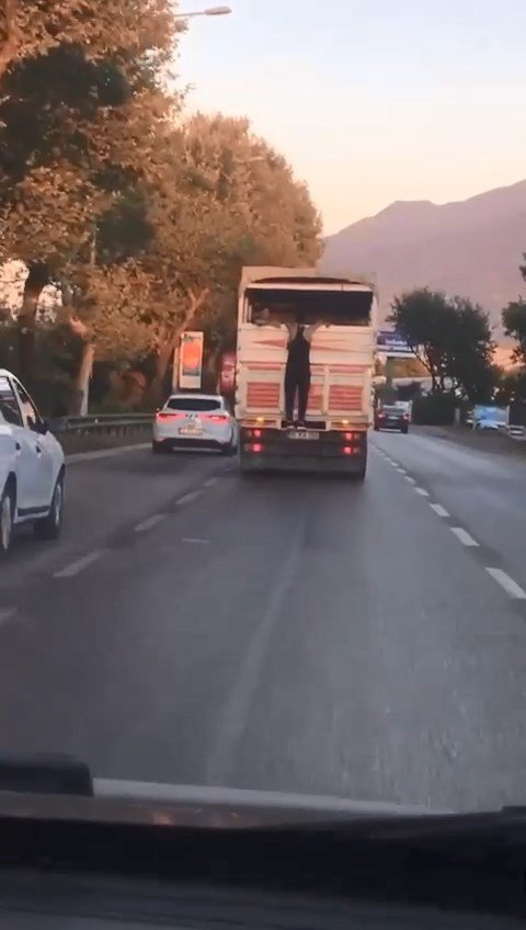 Kamyon Kasasının Kapağına Tutunarak Gitti, Görenlerin Yüreği Ağzına Geldi