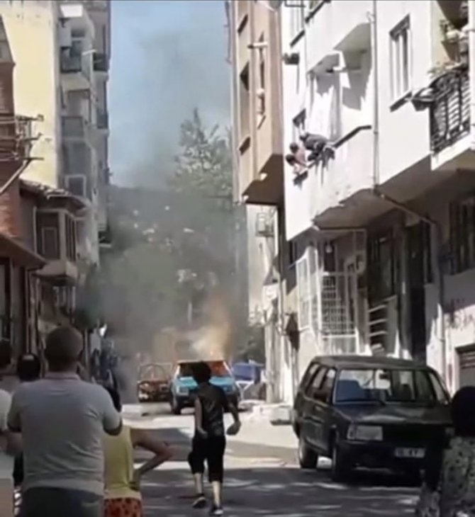 Sabah Saatlerinde Meydana Gelen Araç Yangınlarında Büyük Maddi Zarar Oluştu