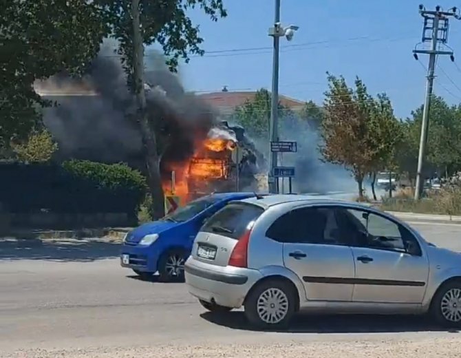 Sabah Saatlerinde Meydana Gelen Araç Yangınlarında Büyük Maddi Zarar Oluştu