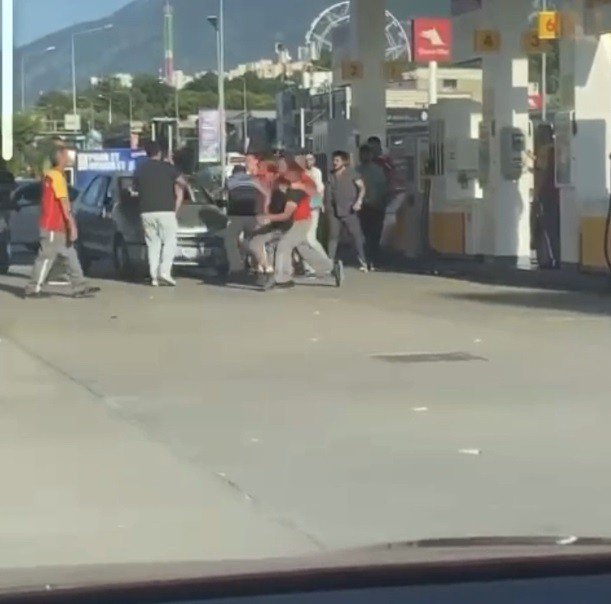 Trafikte Kanlı Yol Verme Kavgası Kamerada...
