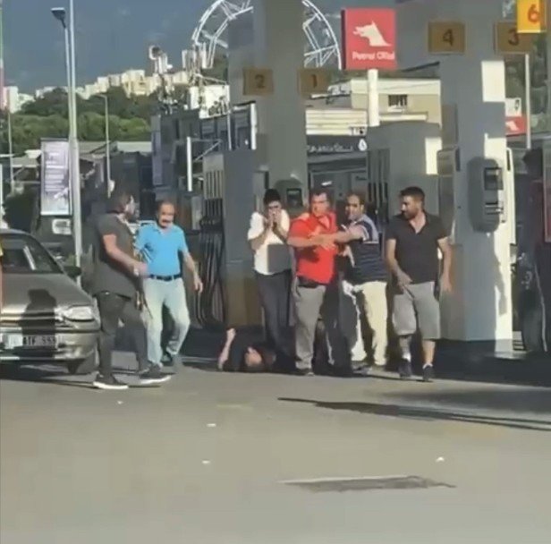 Trafikte Kanlı Yol Verme Kavgası Kamerada...