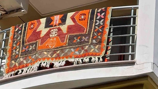 Çalınan Yüz Yıllık Halı Bulunup Sahibine Teslim Edildi