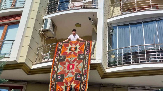 Çalınan Yüz Yıllık Halı Bulunup Sahibine Teslim Edildi