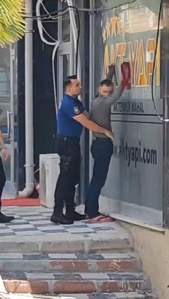 Kadın Kılığına Giren Şahıs Polisleri Harekete Geçirdi