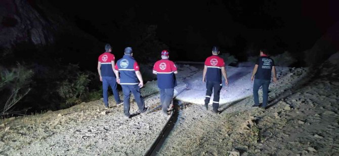 Heyecan Olsun Diye Arama Kurtarma Ekiplerini 5 Saat Boyunca Dağ Taş Dolaştırdılar
