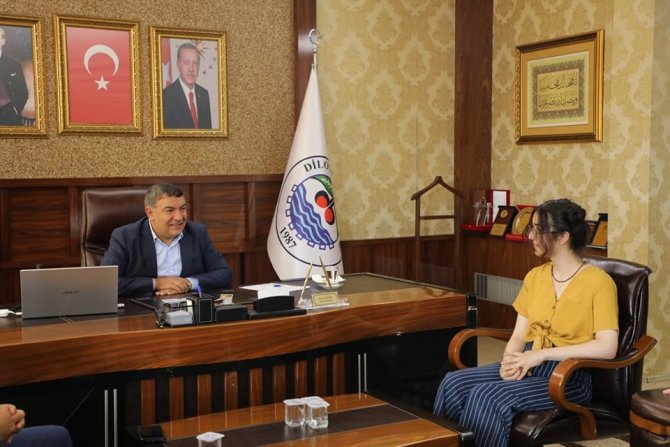 Yks Birincisine Başkan Şayir’den Tam Altın Ve Burs Hediyesi