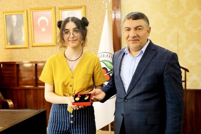 Yks Birincisine Başkan Şayir’den Tam Altın Ve Burs Hediyesi