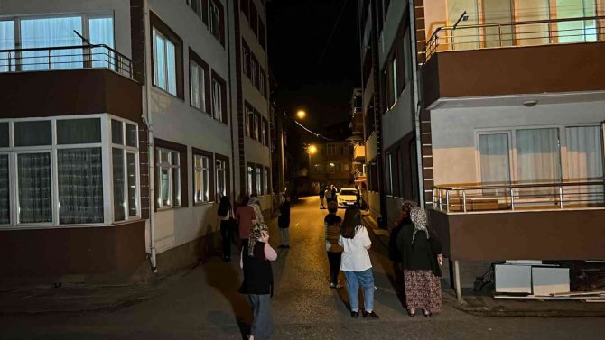 Düzce’de Deprem Nedeniyle Vatandaşlar Sokağa Döküldü