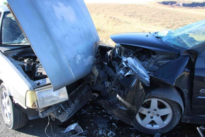 Elazığ’da Otomobiller Kafa Kafaya Çarpıştı: 8 Yaralı