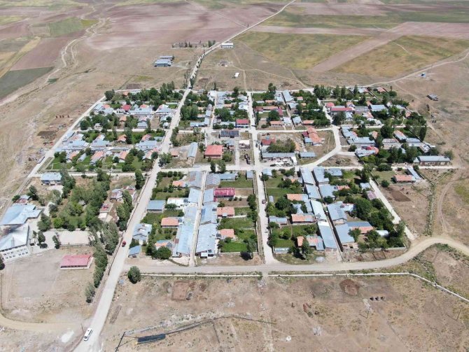 Almanya’dan Döndü, Evine Ve Camiye Ges Kurdu