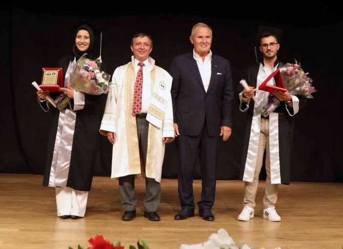 Erü İ̇letişim Fakültesi Yeni Mezunlarını Verdi