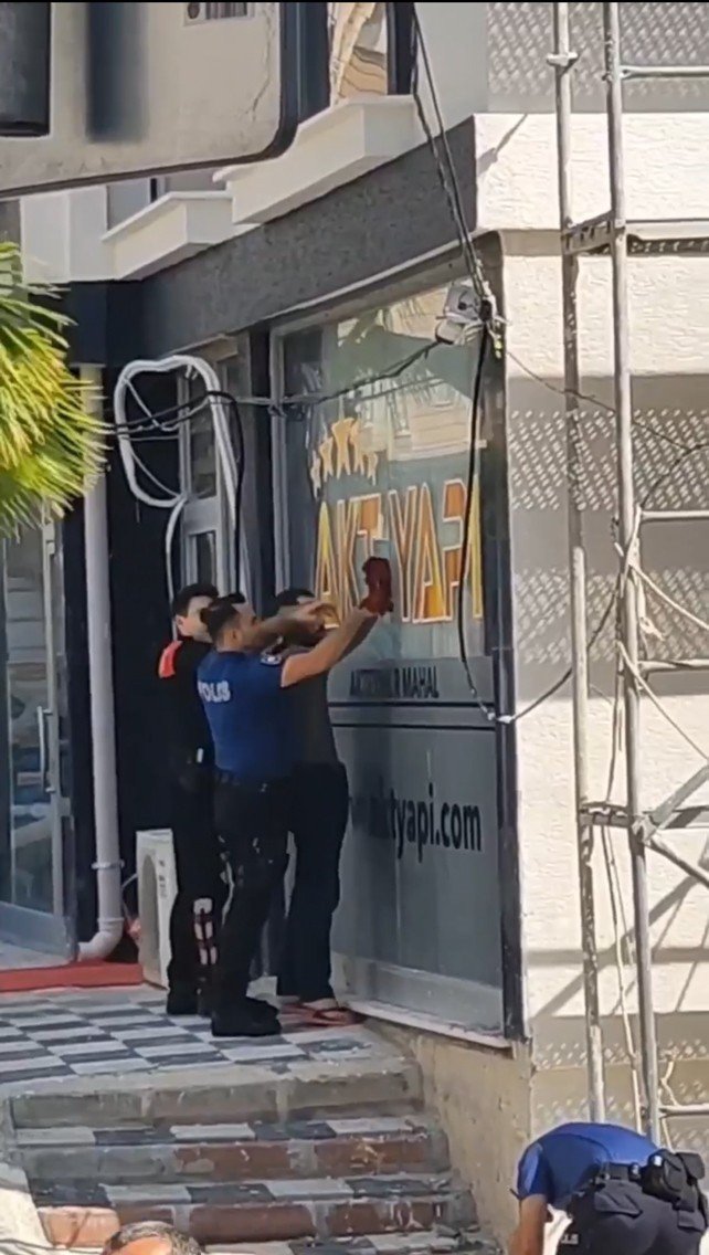Kadın Kılığına Giren Şahıs Polisleri Harekete Geçirdi