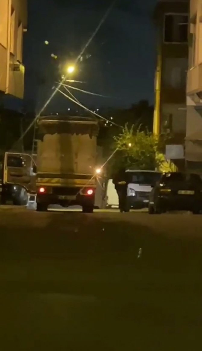 Kamyonetle Otomobil Çalmaya Gelen Şüpheliler Vatandaşları Görünce Kaçtılar