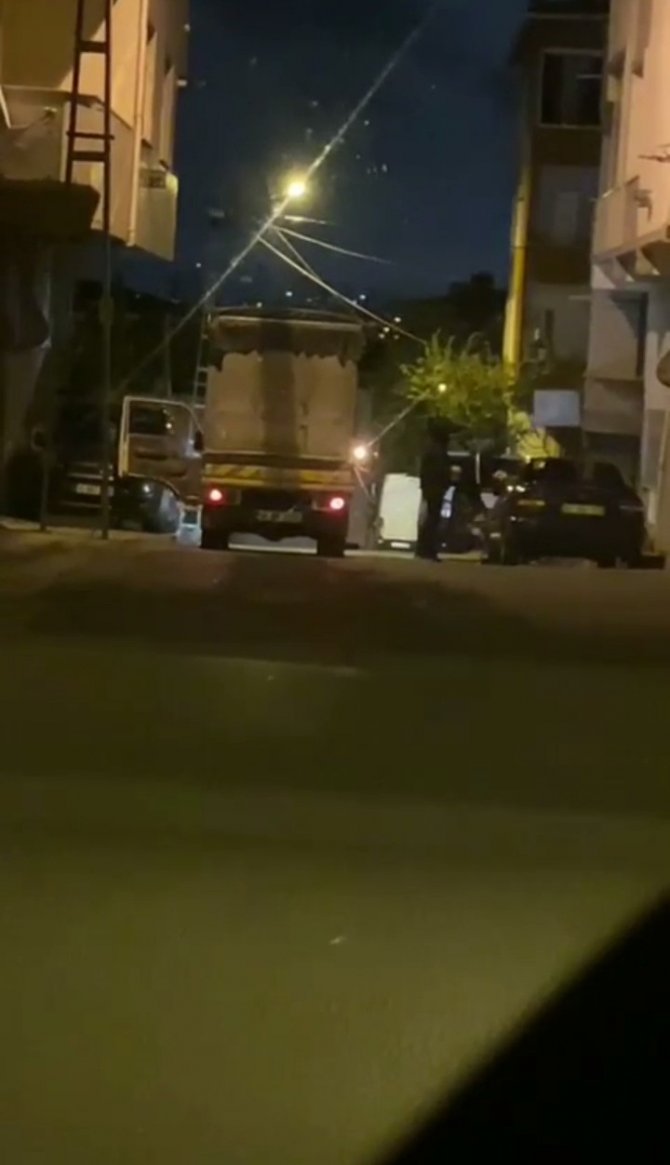 Kamyonetle Otomobil Çalmaya Gelen Şüpheliler Vatandaşları Görünce Kaçtılar
