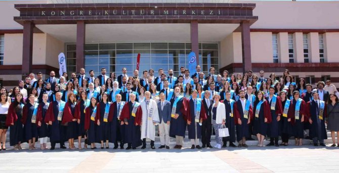 Esogü Diş Hekimliği Fakültesi 2022 Mezunlarını Verdi