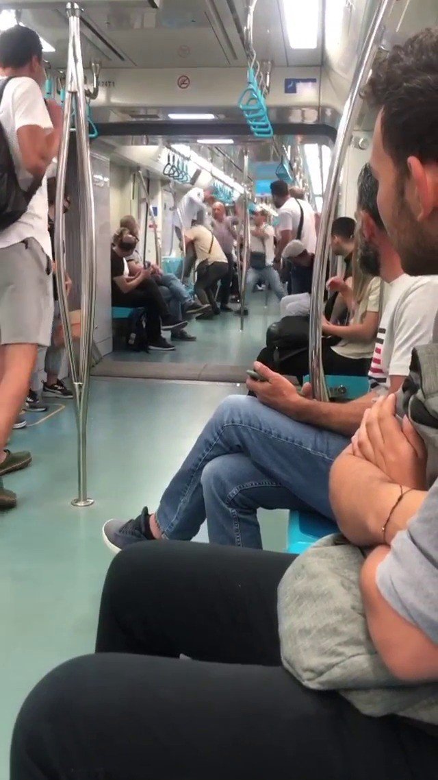 Pendik’te Marmaray’da Güreşir Gibi Kavga Ettiler