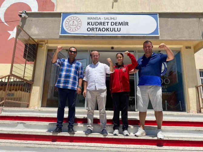 Salihli Voleybol Lisesine Öğrenci Göndermeye Devam Ediyor