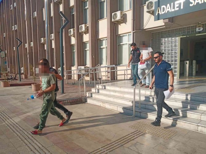 Arabaya Zulaladıkları Uyuşturucu İle Yakalandılar