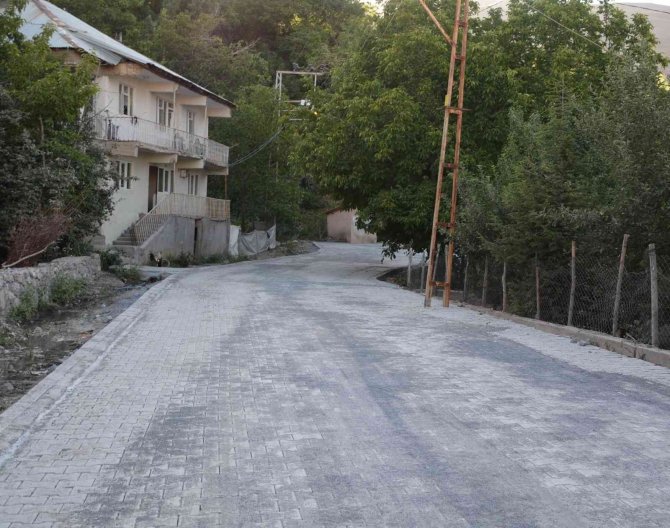 Hakkari’de Bir Semt Toprak Yoldan Kurtarıldı