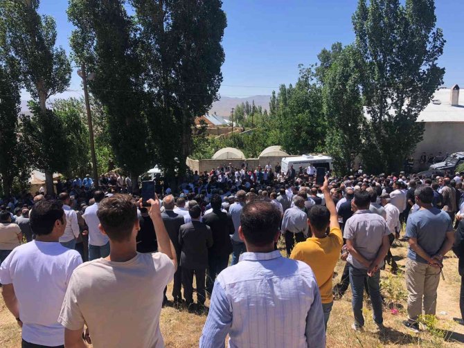 Yayladaki Kavgada Ölen 4 Kişi Toprağa Verildi