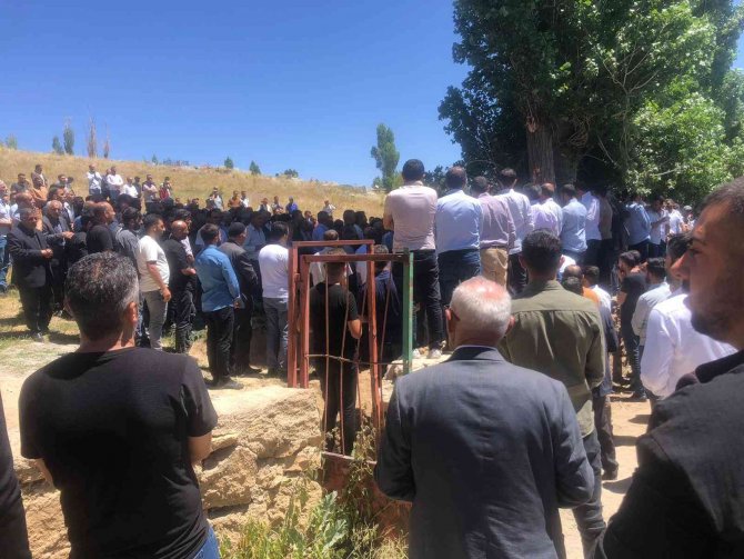 Yayladaki Kavgada Ölen 4 Kişi Toprağa Verildi