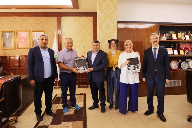 Yks Birincisine Başkan Şayir’den Tam Altın Ve Burs Hediyesi