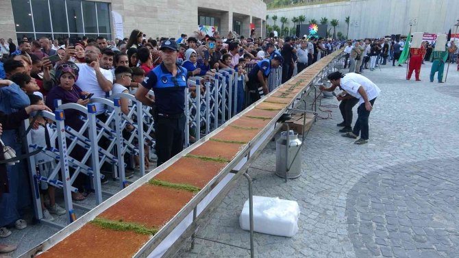 Hatay’da 83 Metre Uzunluğundaki Künefe Dakikalar İçerisinde Tükendi