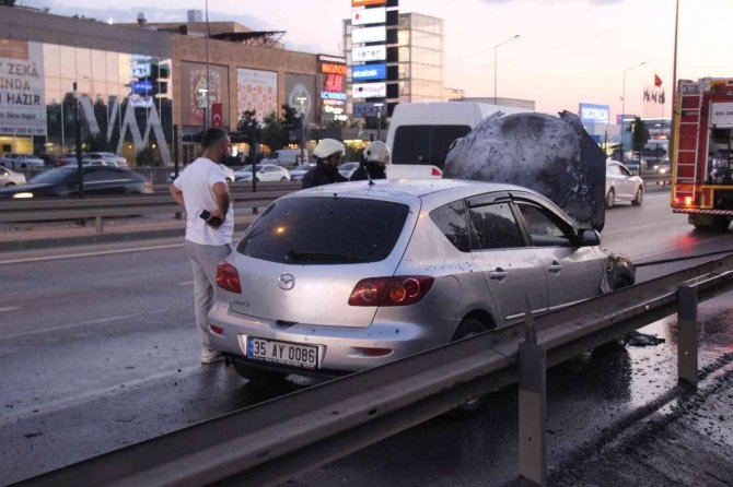 Seyir Halindeyken Alevlere Teslim Olan Otomobil Kullanılmaz Hale Geldi