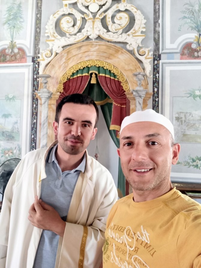 Burhaniye’deki Cami Görenleri Hayran Bırakıyor