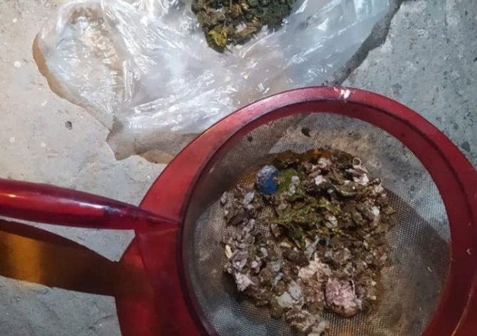 Uyuşturucu Baskınında Sifon Sesi Yakayı Ele Verdi