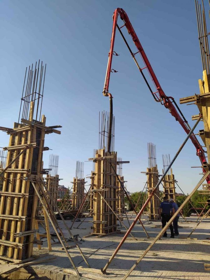 Yurt İnşaatında Yüksekten Düşen İşçi Ağır Yaralandı
