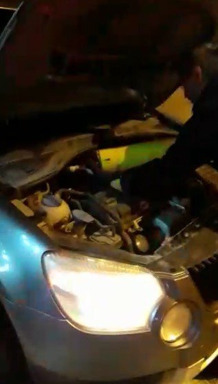 Aracın Motor Kısmında Sıkışan Kediyi İtfaiye Ekipleri Kurtardı