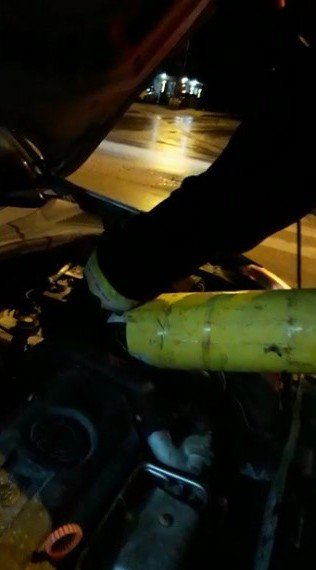 Aracın Motor Kısmında Sıkışan Kediyi İtfaiye Ekipleri Kurtardı
