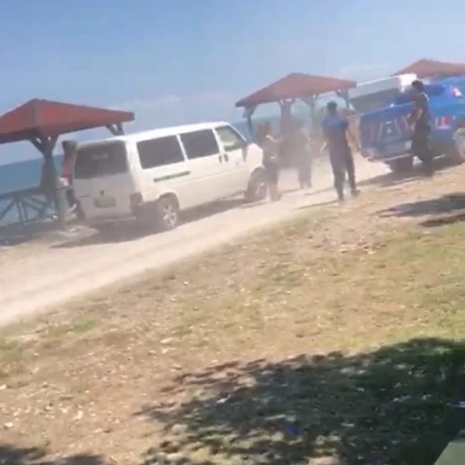 Zabıtalar İle Temizlik Yapan Belediye İşçisini Dövdüler