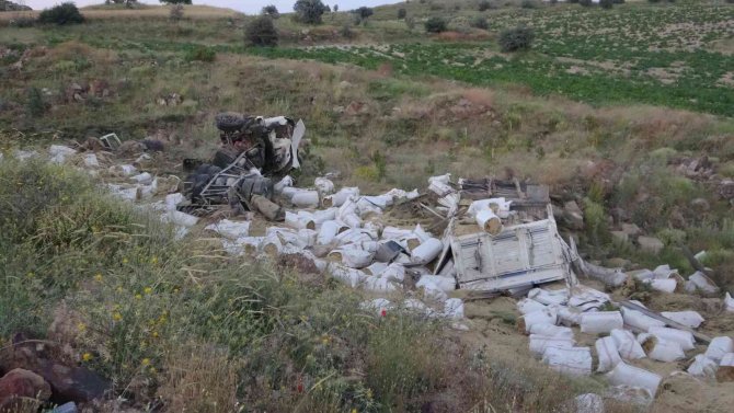 Kayseri’de Şarampole Uçan Kamyon Kağıt Gibi Ezildi: 3 Ölü