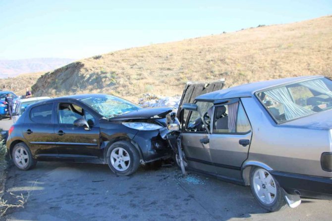 Elazığ’da Otomobiller Kafa Kafaya Çarpıştı: 8 Yaralı
