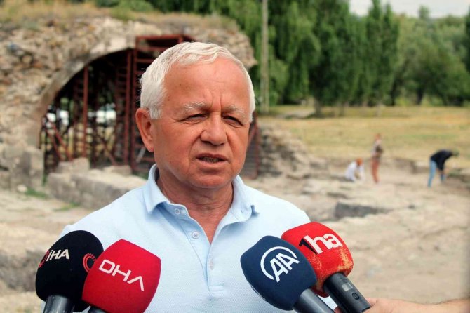 800 Yıllık Selçuklu Sarayı’ndaki Kazılarda Yeni Mekanlar Ortaya Çıkmaya Başladı