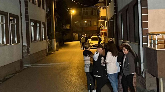 Düzce’de Deprem Nedeniyle Vatandaşlar Sokağa Döküldü