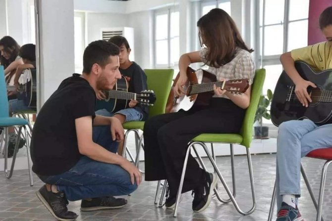 Alaşehir Belediyesi Çocuklar İçin Yaz Kursları Açtı