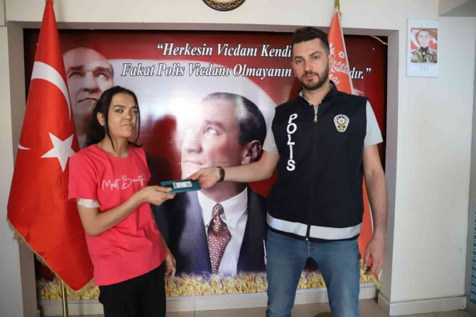 Araçta Engelli Vatandaşın Telefonunu Elinden Çalan Hırsız, Polis Ekipleri Tarafından Yakalandı