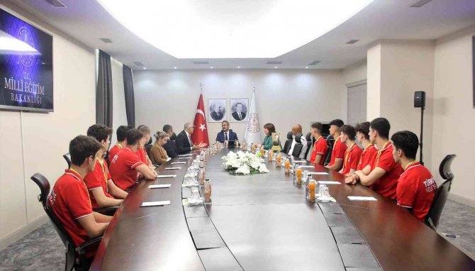 Bakan Özer Namağlup Dünya Şampiyonu Olan Gençlerle Bir Araya Geldi