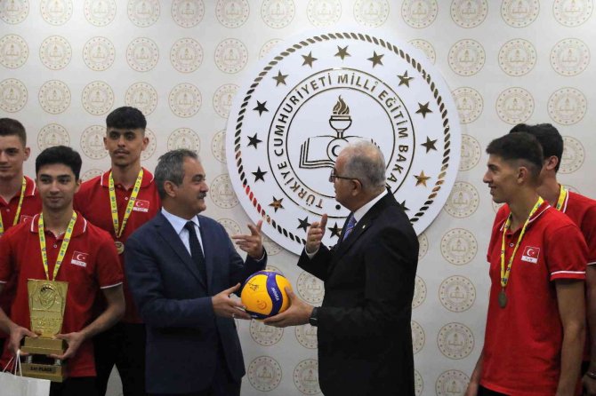 Bakan Özer Namağlup Dünya Şampiyonu Olan Gençlerle Bir Araya Geldi