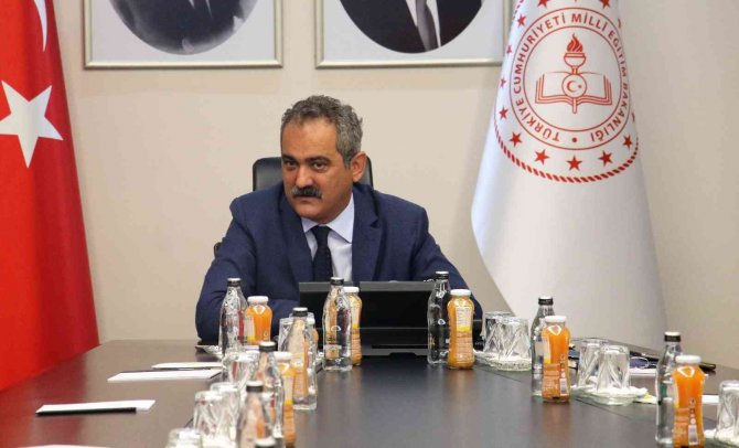 Bakan Özer Namağlup Dünya Şampiyonu Olan Gençlerle Bir Araya Geldi