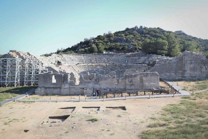 Patara Antik Kenti Ziyaretçilerini Adeta Geçmişe Götürüyor